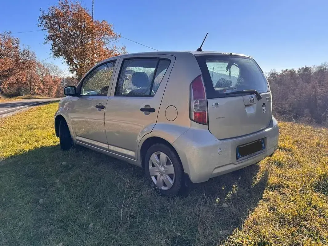 Usata Daihatsu Sirion 87 CV (63 kW) 2006 Grigio Utilitaria