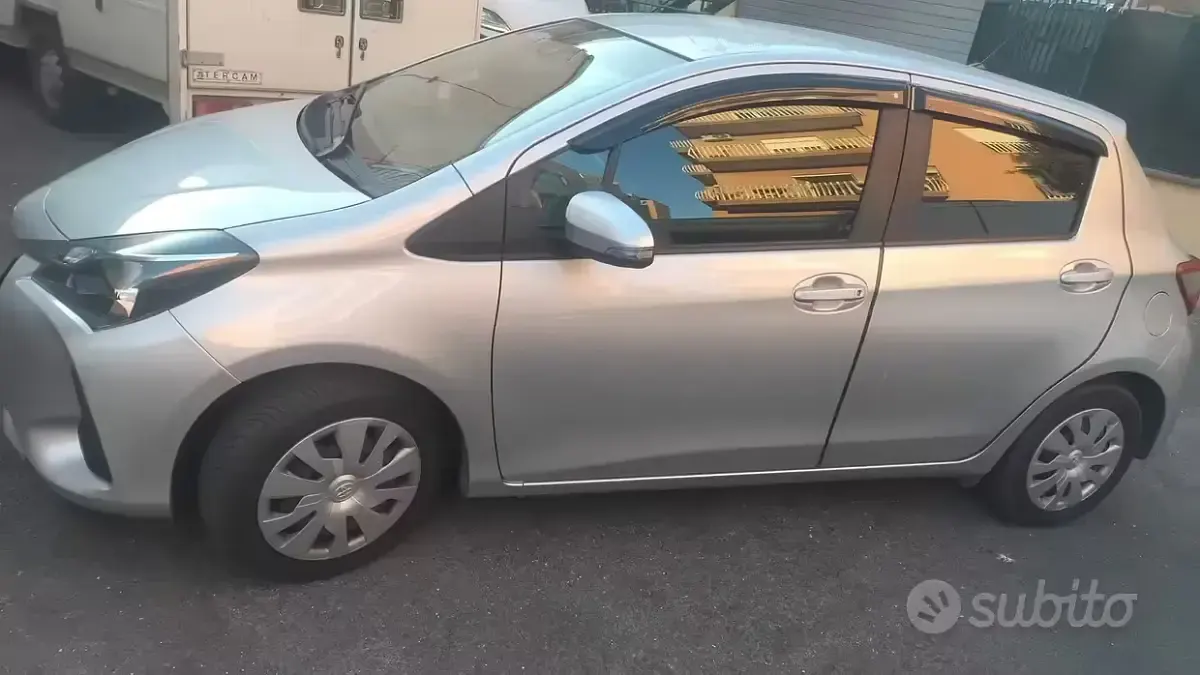 Usata Toyota Yaris 72 CV (52 kW) 2019 Grigio Berlina