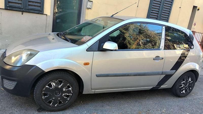 Usata 2006 Ford Fiesta Ghia Tre volumi | 1390 € (Ottimo prezzo) - Immagine 1/4