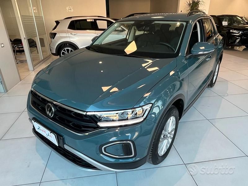 Usata VW T-Roc 110 CV (80 kW) 2023 Verde SUV