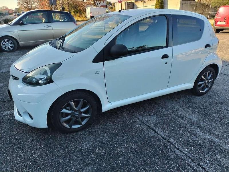 Usata Toyota Aygo Connect Style 68 CV (50 kW) 2013 Bianco Utilitaria