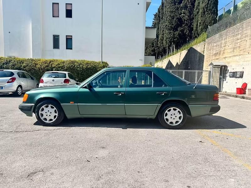 Usata Mercedes E200 122 CV (89 kW) 1991 Verde Berlina