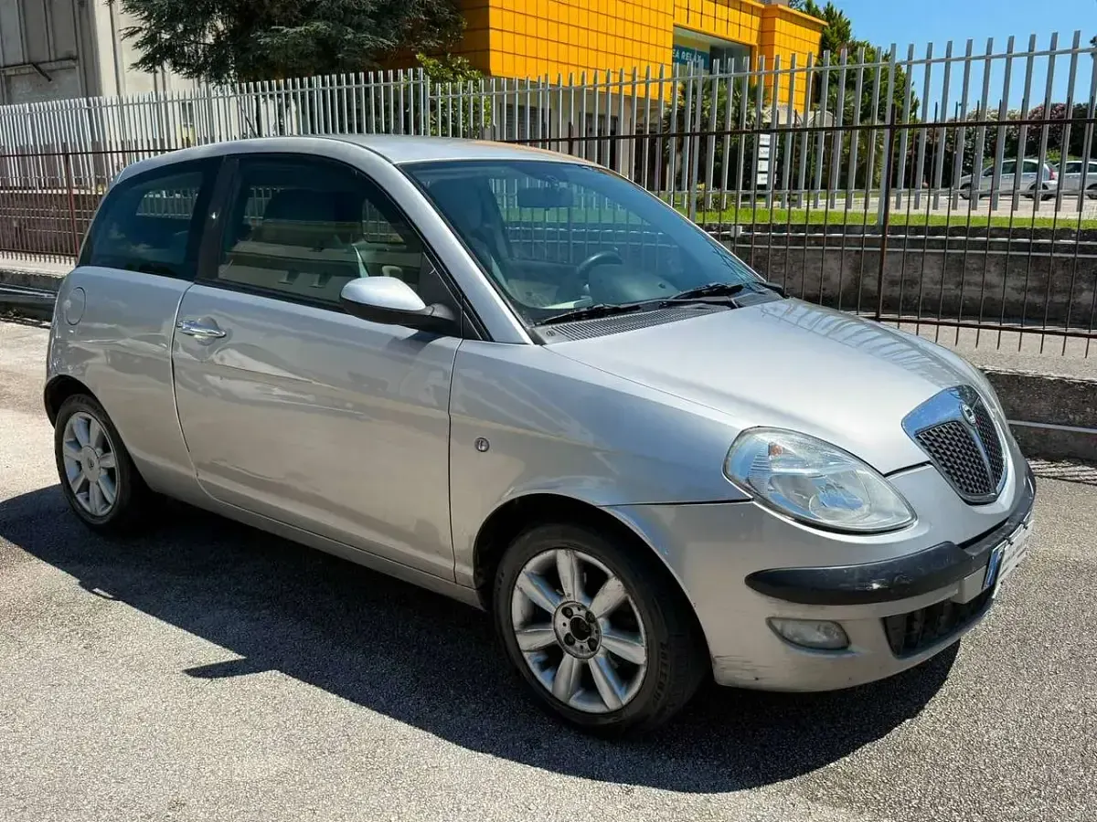 Usata Lancia Ypsilon 69 CV (50 kW) 2005 Argento Utilitaria