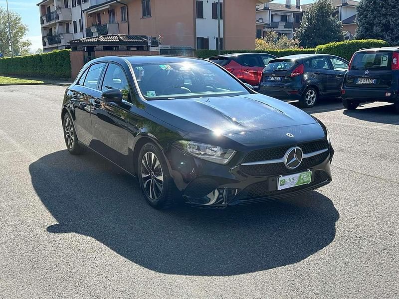 Usata Mercedes A180 Advanced 116 CV (85 kW) 2023 Nero cosmo Berlina