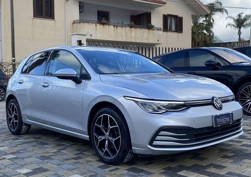 Usata VW Golf VIII Life 116 CV (85 kW) 2021 Argento Berlina