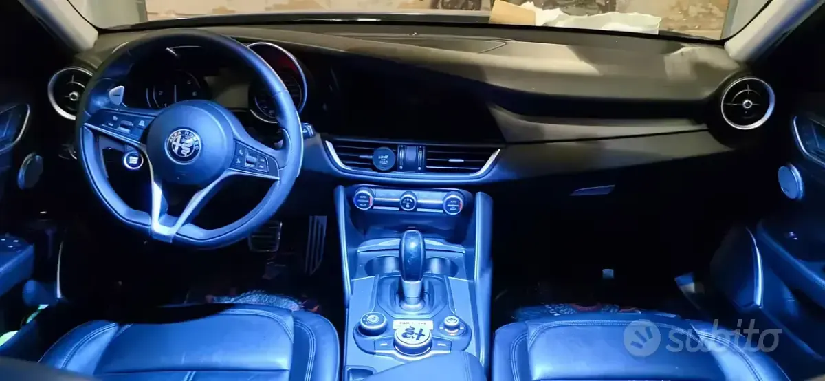 Usata Alfa Romeo Giulia 180 CV (132 kW) 2017 Bluazzurro Berlina
