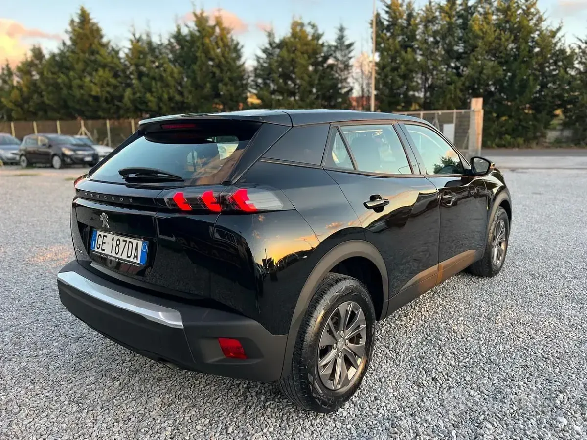 Usata Peugeot 2008 Active 101 CV (74 kW) 2021 Nero SUV