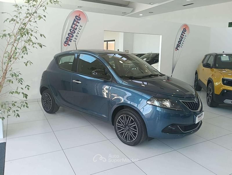Usata Lancia Ypsilon Gold 69 CV (50 kW) 2022 Blu scuro Utilitaria