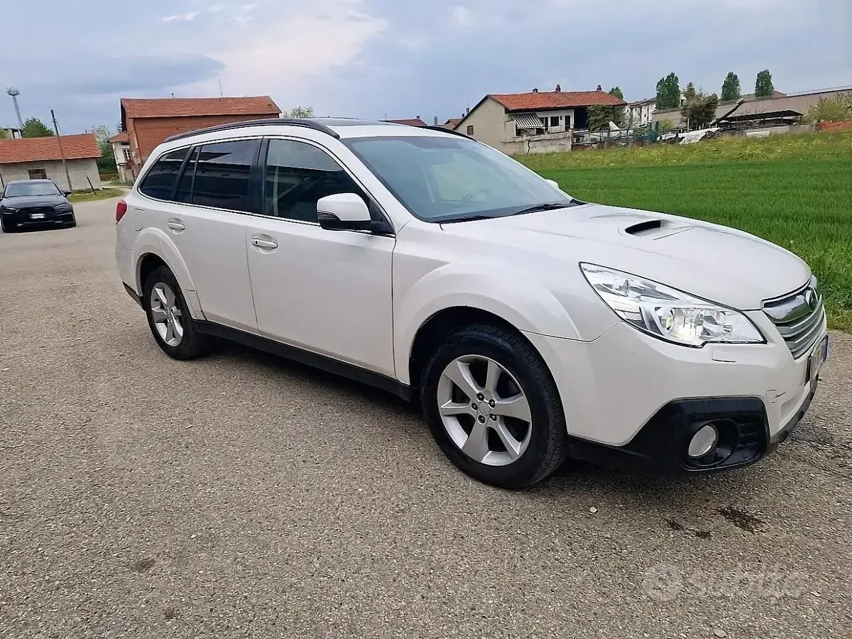 Usata Subaru Outback Exclusive+ 150 CV (110 kW) 2013 Bianco Station wagon