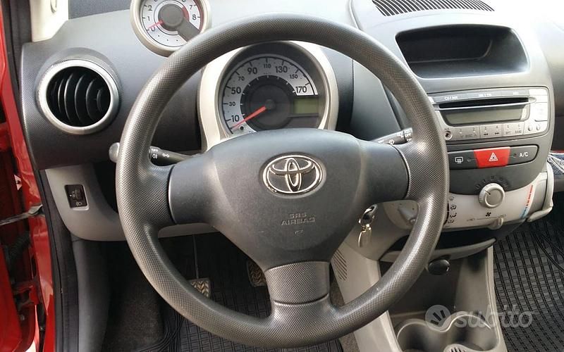 Usata Toyota Aygo Sol 68 CV (50 kW) 2006 Rosso Utilitaria