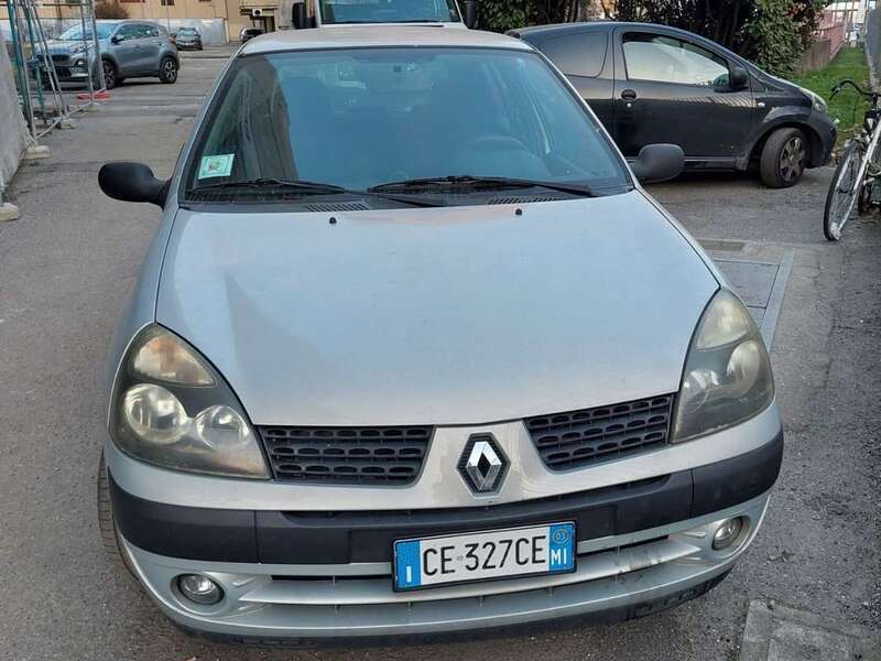 Usato 2003 Renault Clio II 1.1 Benzin 75 CV (2.000 €)