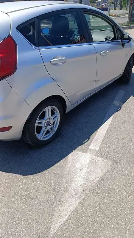Usata Ford Fiesta Titanium 75 CV (55 kW) 2015 Grigio Utilitaria