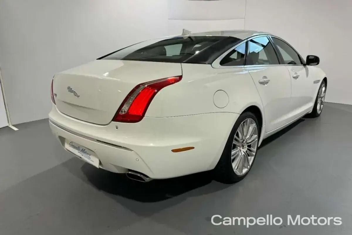 Usata Jaguar XJ Premium Luxury 275 CV (202 kW) 2014 Bianco metallizzato Berlina