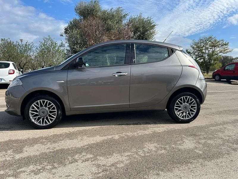 Begagnad Lancia Ypsilon S 95 HK (69 kW) 2013 Grå Halvkombi