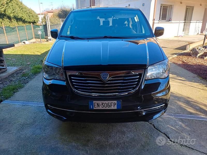 Nero Usata 2012 Lancia Voyager Platinum Monovolume | 12.000 € (Cara) - Immagine 1/4