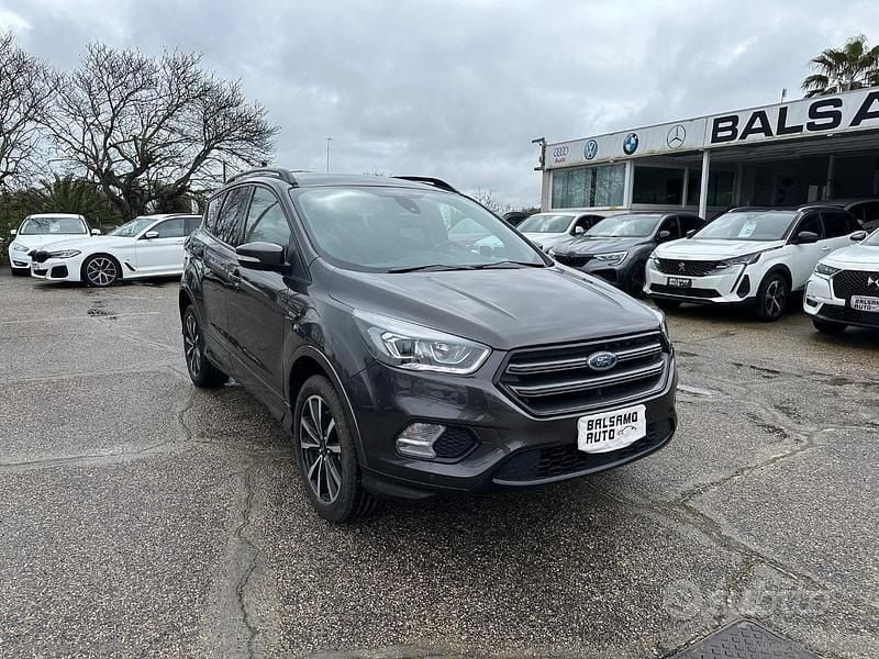 Usata Ford Kuga ST-Line 120 CV (88 kW) 2017 Grigio SUV