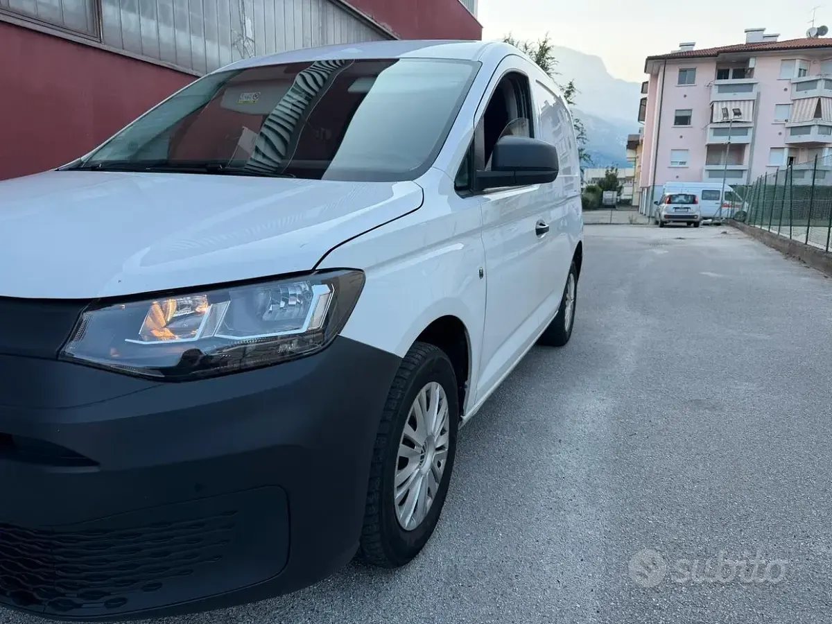 Usata VW Caddy 75 CV (55 kW) 2022 Bianco Monovolume