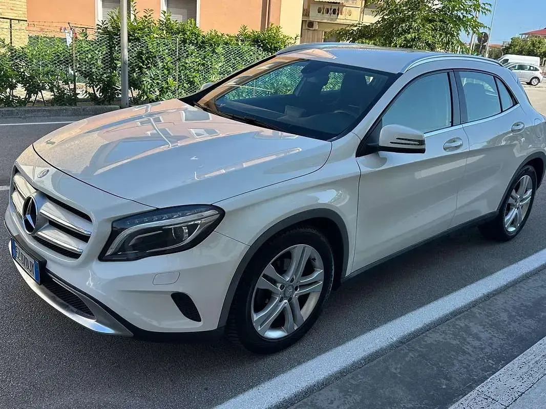 Usata Mercedes GLA200 Premium 136 CV (100 kW) 2015 Bianco SUV