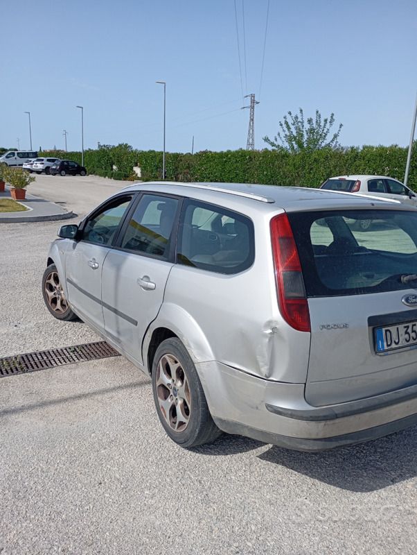 Usata Ford Focus 100 CV (73 kW) 2007 Grigio Station wagon