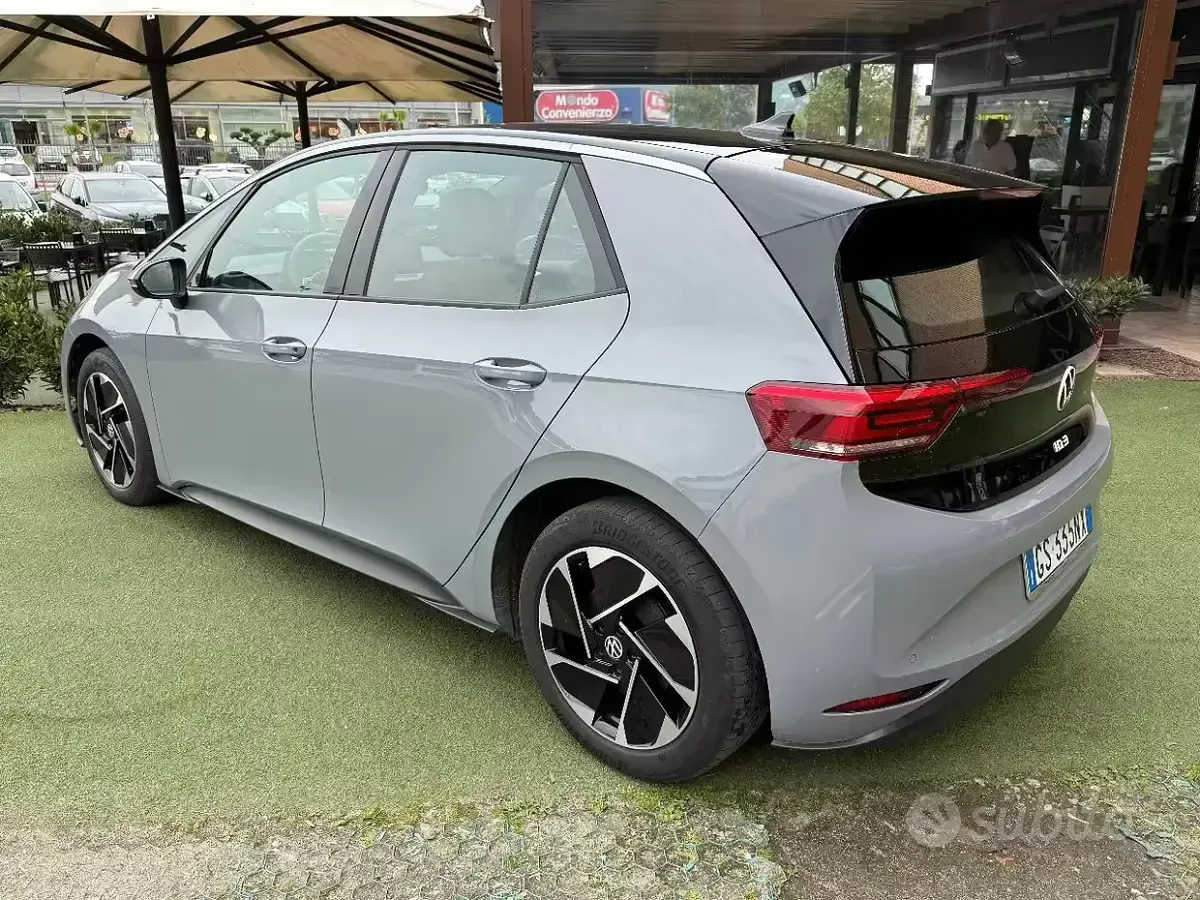 Usata VW ID.3 Pro 69 kW (95 CV) 2023 Grigio Utilitaria