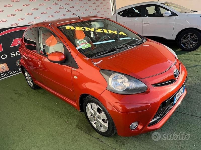 Usata Toyota Aygo 70 CV (51 kW) 2012 Arancione Utilitaria