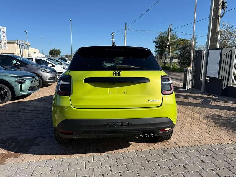Nuova Fiat 600 Sport 136 CV (100 kW) 2026 Verde acido con tetto nero SUV
