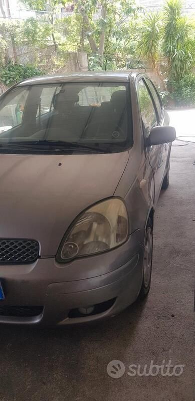 Usata Toyota Yaris 75 CV (55 kW) 2004 Grigio Berlina