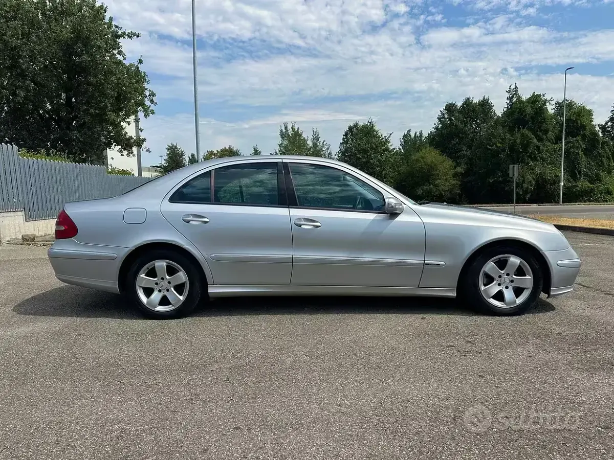 Usata Mercedes E220 150 CV (110 kW) 2003 Grigio Berlina