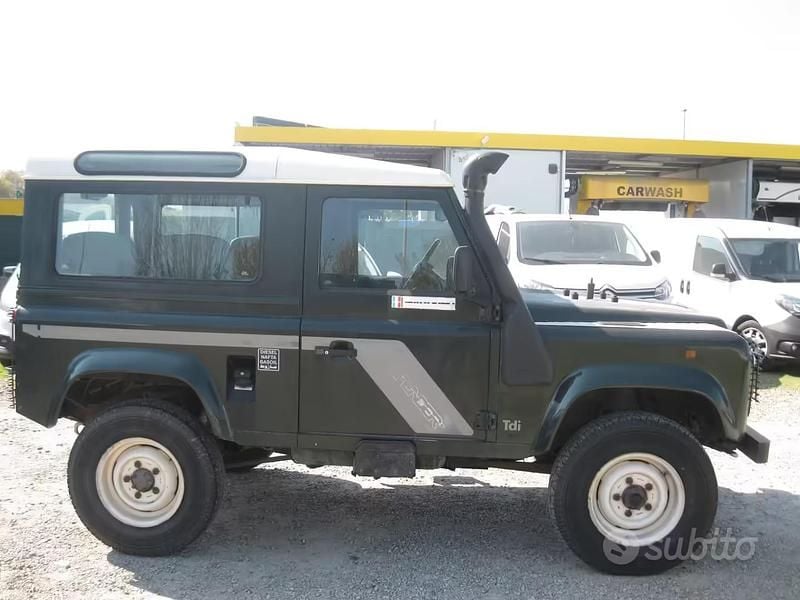 Usata Land Rover Defender 113 CV (83 kW) 1998 Verde Station wagon