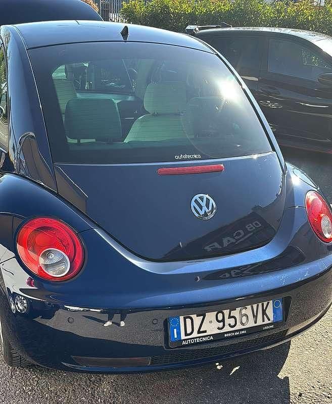 Usata VW New Beetle 105 CV (77 kW) 2009 Blu Utilitaria