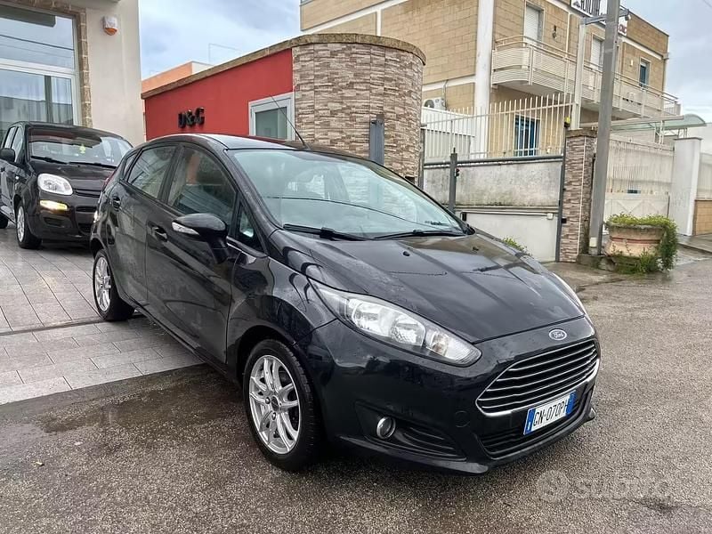 Usata Ford Fiesta 75 CV (55 kW) 2013 Nero Utilitaria