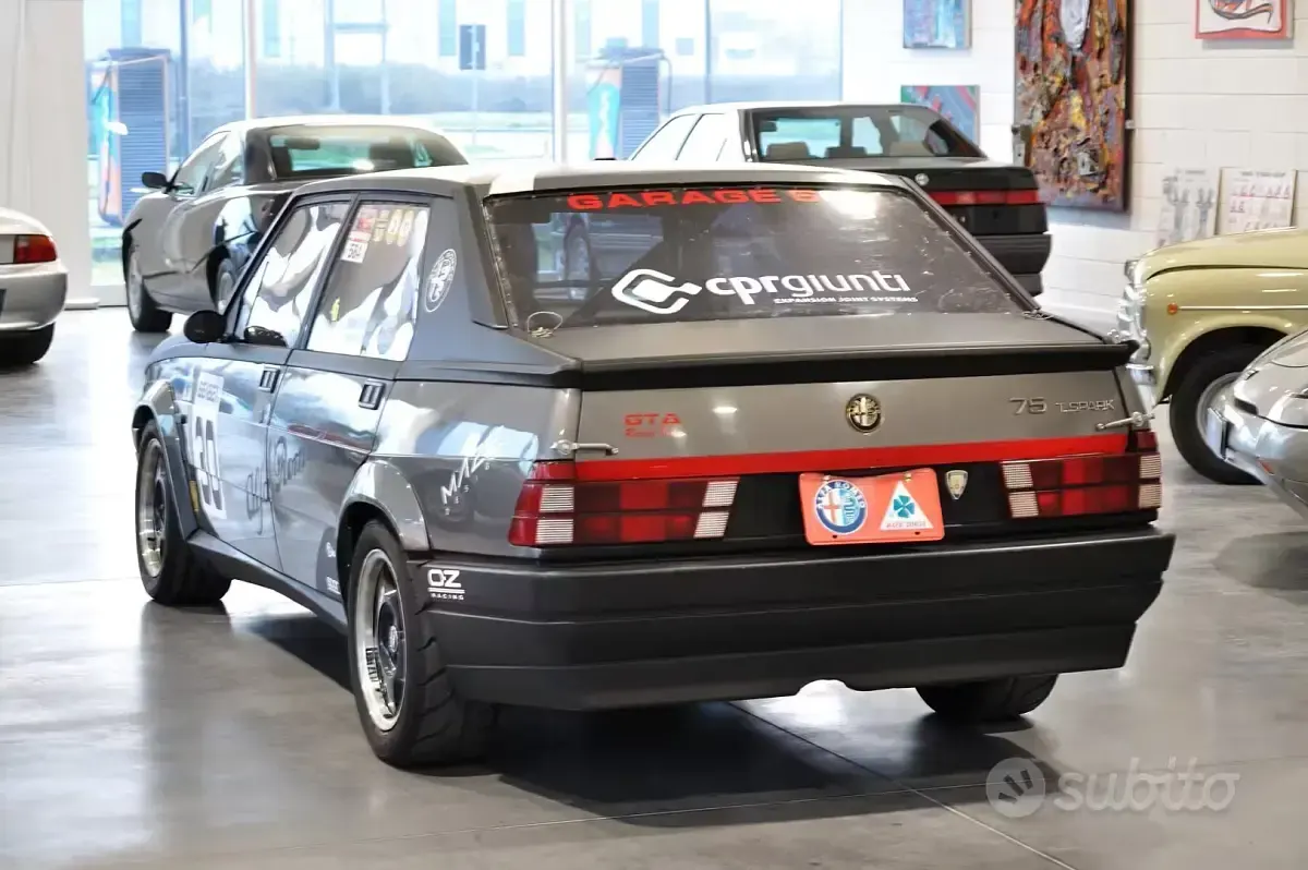 Usata Alfa Romeo 75 148 CV (108 kW) 1989 Grigio Berlina
