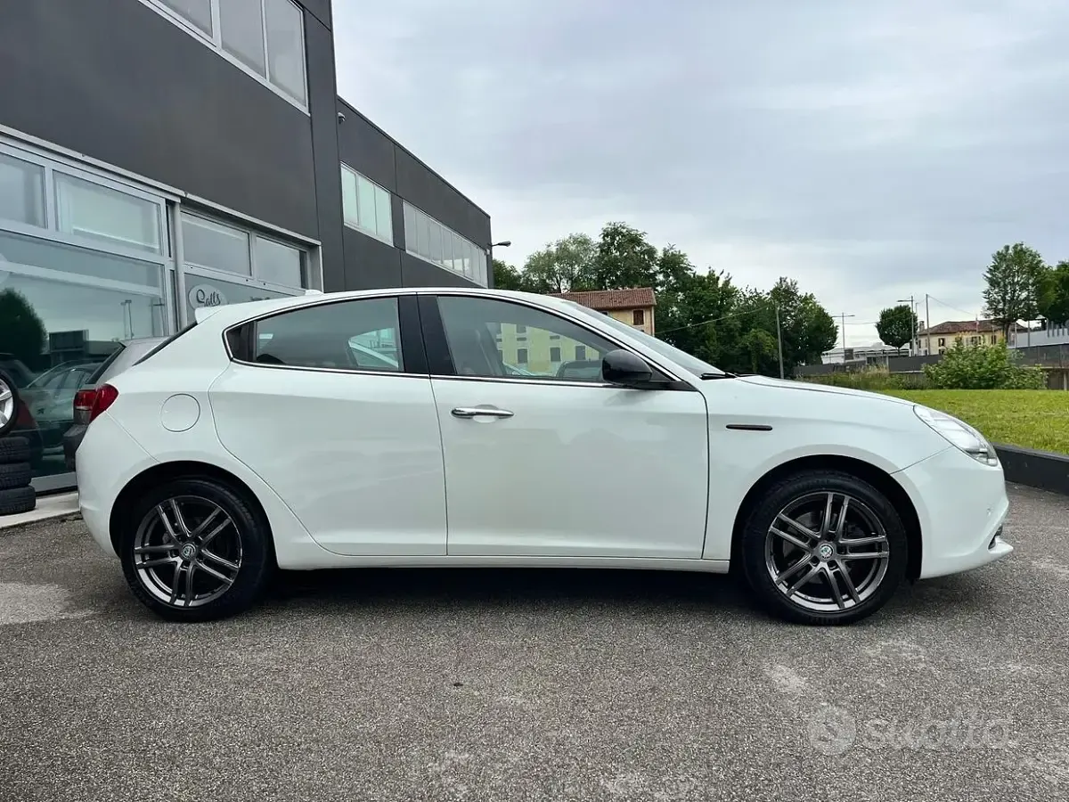 Usata Alfa Romeo Giulietta Exclusive 170 CV (125 kW) 2015 Bianco Utilitaria
