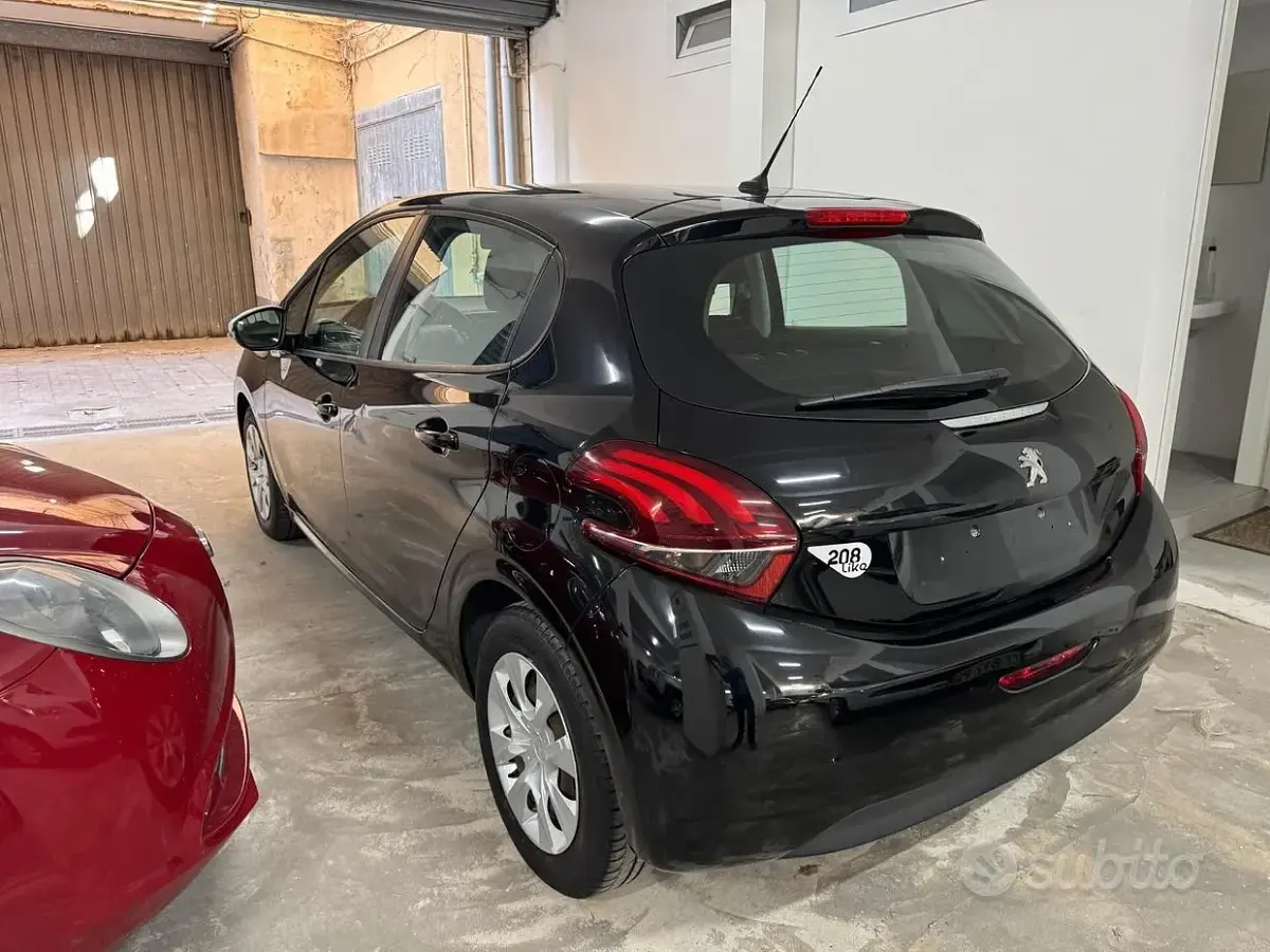 Usata Peugeot 208 68 CV (50 kW) 2019 Nero Utilitaria