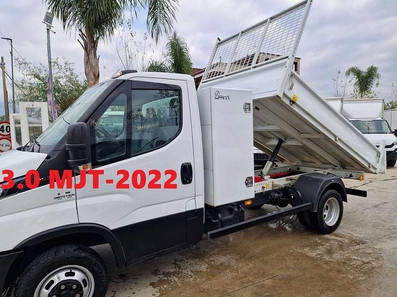 Bianco Usata 2022 Iveco Daily Furgone | 35.490 € (Molto cara) - Immagine 1/4