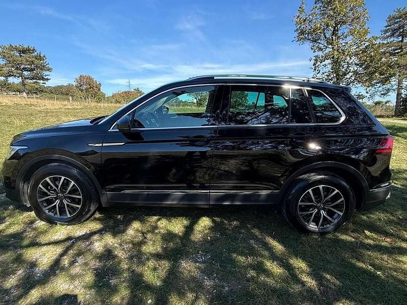 Używany VW Tiguan Life 122 KM (89 kW) 2023 Czarny SUV