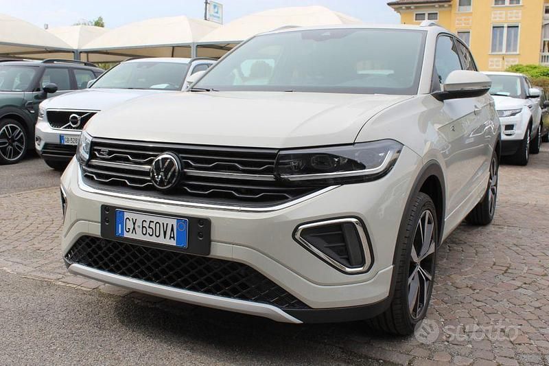 Beige pastello Nuova 2025 VW T-Cross R-line Plus SUV | 26.900 € (Buon prezzo) - Immagine 1/4