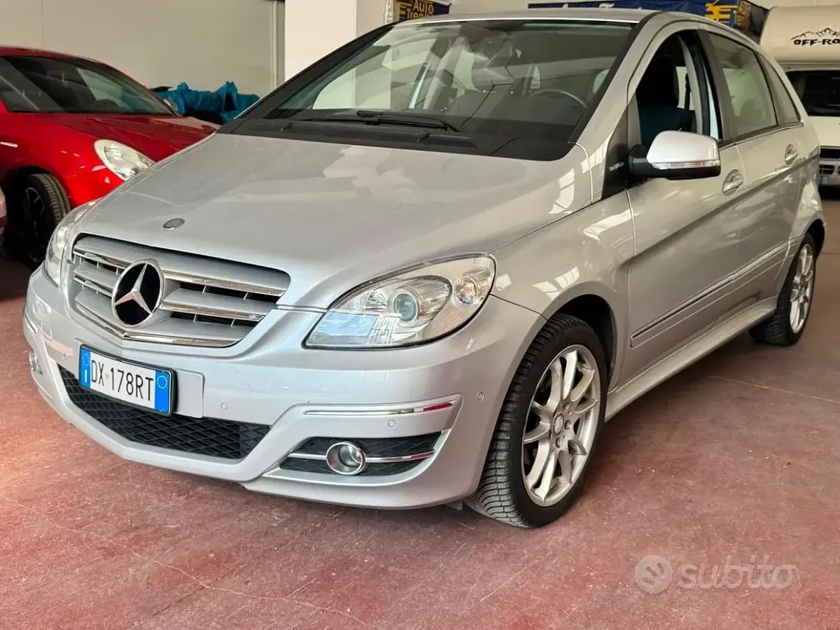 Usata Mercedes B180 116 CV (85 kW) 2009 Argento Monovolume