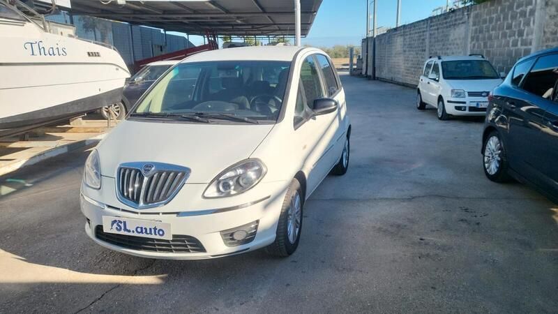 Usata Lancia Musa Gold 77 CV (56 kW) 2012 Bianco Monovolume
