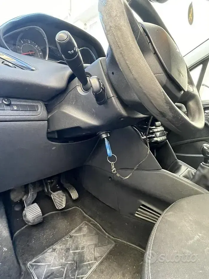Usata Peugeot 208 68 CV (50 kW) 2015 Utilitaria