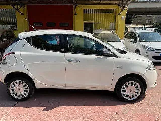 Käytetty Lancia Ypsilon 80 HP (58 kW) 2013 Valkoinen Viistoperä