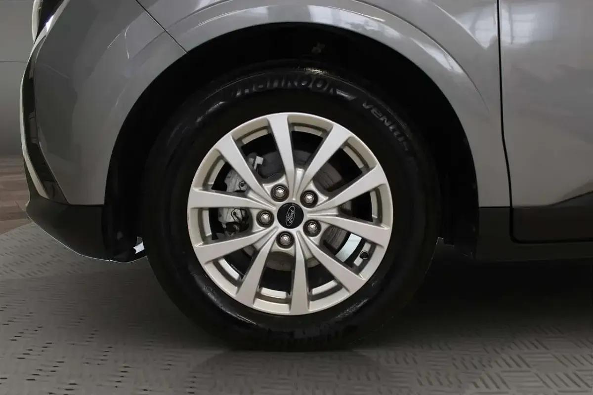 Usata Ford Tourneo Courier Titanium 125 CV (91 kW) 2025 Grigio Monovolume
