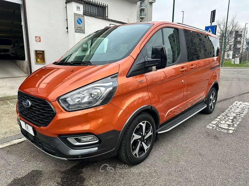 Usata Ford Tourneo Active 170 CV (125 kW) 2022 Arancione glow metallizzato Monovolume