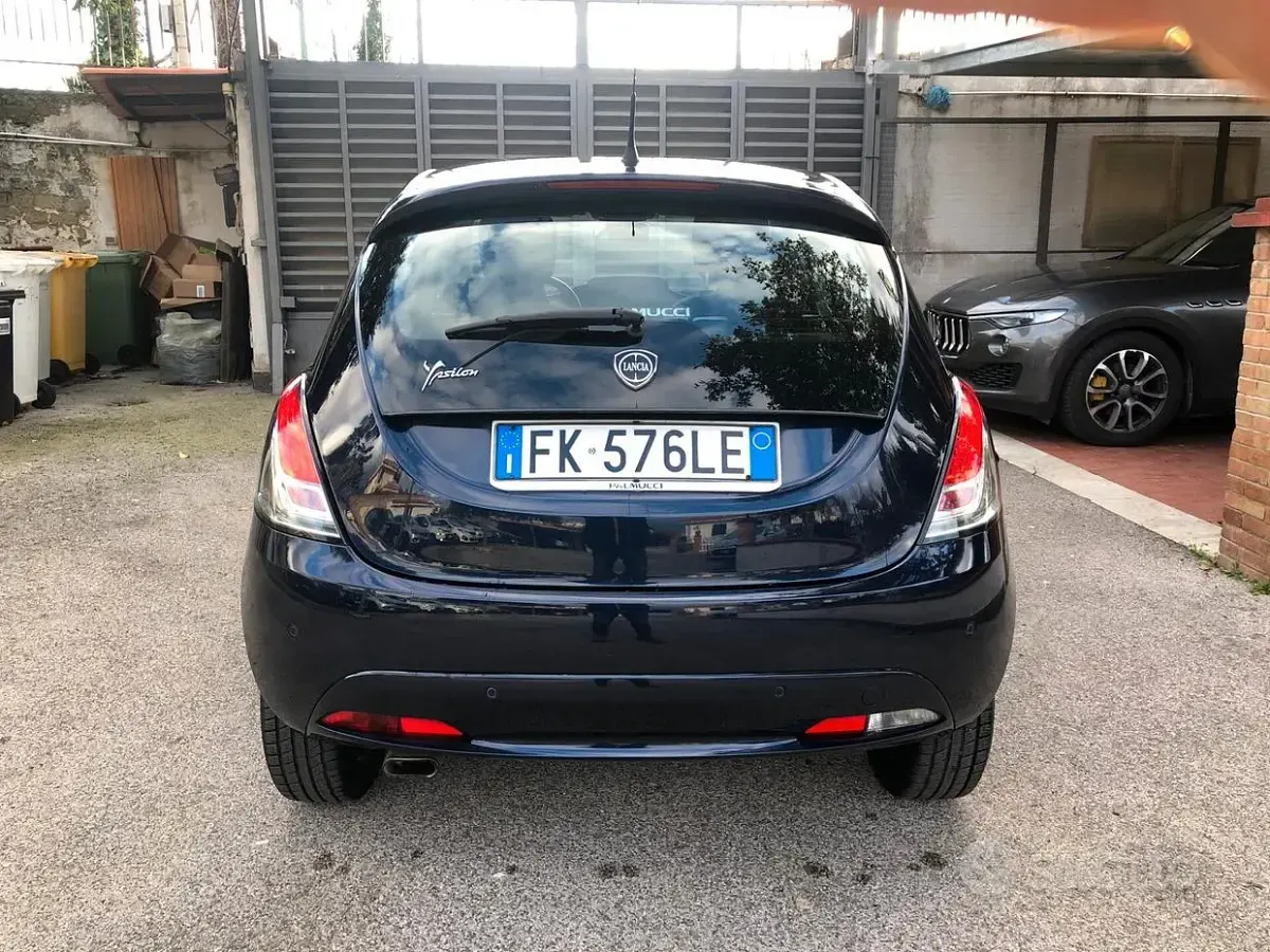 Usata Lancia Ypsilon Gold 69 CV (50 kW) 2017 Blu Utilitaria