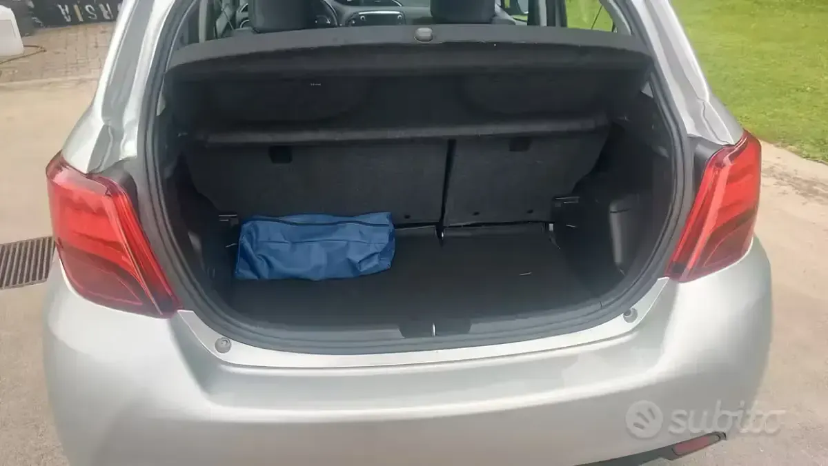 Usata Toyota Yaris Lounge 69 CV (50 kW) 2015 Grigio Utilitaria