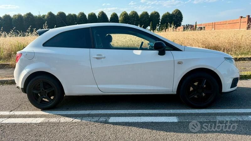 Bianco Usata 2009 Seat Ibiza Tre volumi | 3200 € (Molto cara) - Immagine 1/4