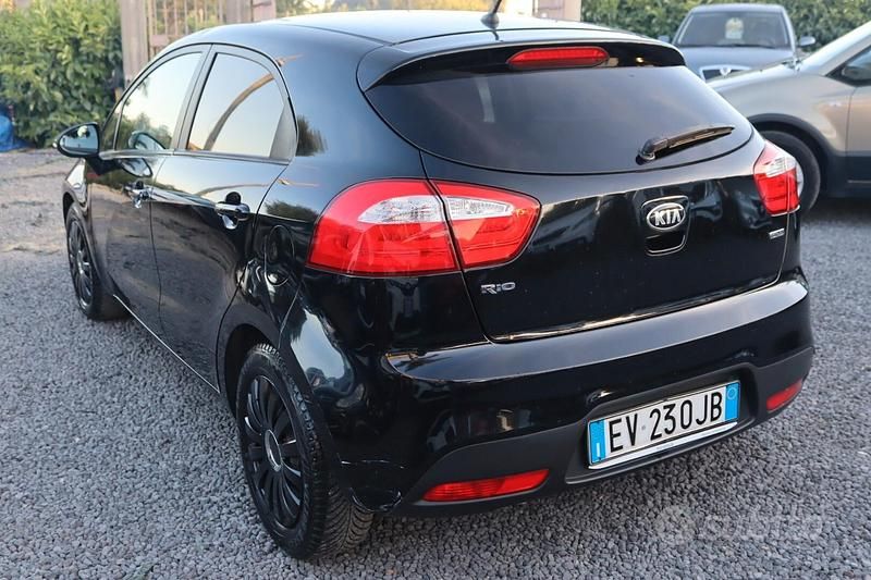 Usata Kia Rio 75 CV (55 kW) 2014 Nero Berlina
