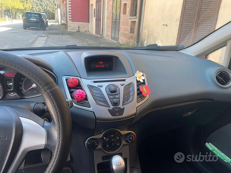 Usata Ford Fiesta 58 CV (42 kW) 2011 Nero Utilitaria