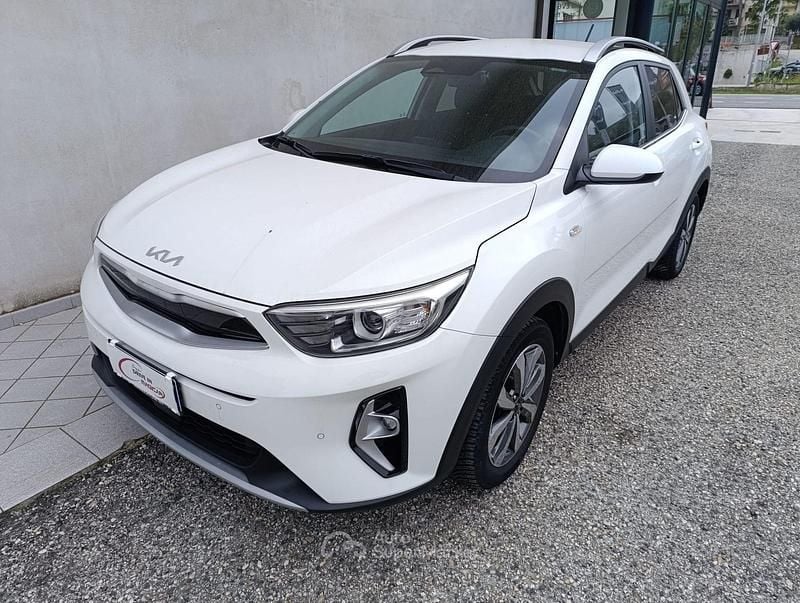 Usata Kia Stonic Style 82 CV (60 kW) 2022 Bianco SUV