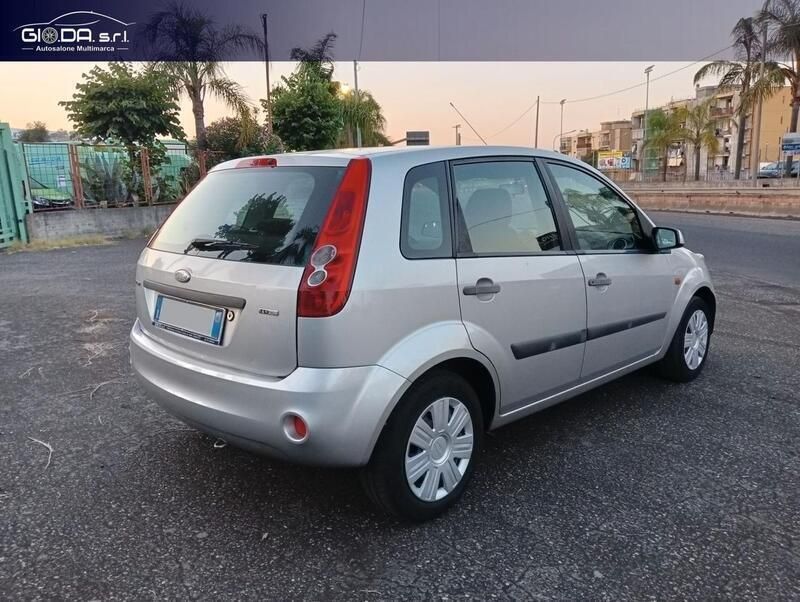 Usata Ford Fiesta Ghia 68 CV (50 kW) 2006 Grigio Utilitaria